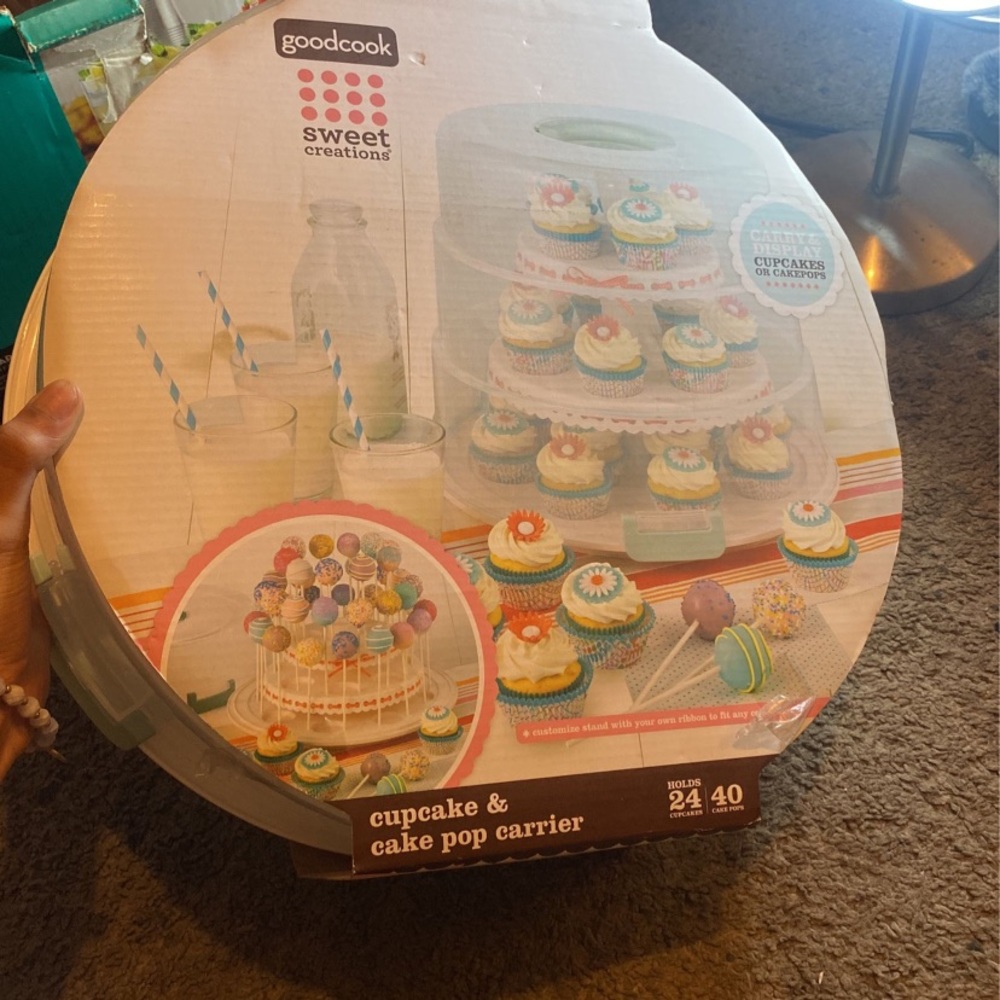 cupcake and cake pop carrier
